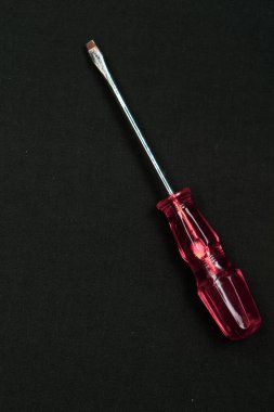 Plastik saplı tornavida.