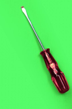 Plastik saplı tornavida.