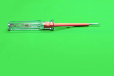 Plastik saplı tornavida.