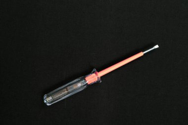 Plastik saplı tornavida.