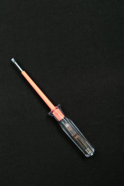 Plastik saplı tornavida.