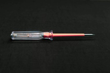 Plastik saplı tornavida.