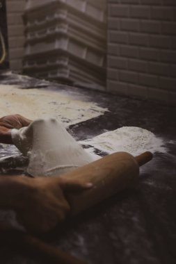 Türk pizzası ya da lahmacun yapmak - Akdeniz ülkelerinde fast food ve popüler sokak yemekleri. Hamur, kıyma ve sebze karışımı Türk pidesini pişirmek için..