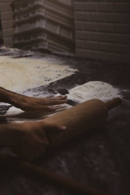 Türk pizzası ya da lahmacun yapmak - Akdeniz ülkelerinde fast food ve popüler sokak yemekleri. Hamur, kıyma ve sebze karışımı Türk pidesini pişirmek için..