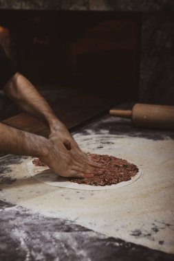 Türk pizzası ya da lahmacun yapmak - Akdeniz ülkelerinde fast food ve popüler sokak yemekleri. Hamur, kıyma ve sebze karışımı Türk pidesini pişirmek için..