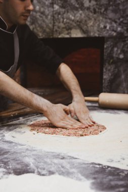 Türk pizzası ya da lahmacun yapmak - Akdeniz ülkelerinde fast food ve popüler sokak yemekleri. Hamur, kıyma ve sebze karışımı Türk pidesini pişirmek için..