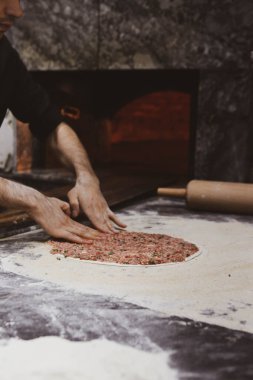 Türk pizzası ya da lahmacun yapmak - Akdeniz ülkelerinde fast food ve popüler sokak yemekleri. Hamur, kıyma ve sebze karışımı Türk pidesini pişirmek için..