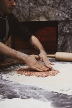 Türk pizzası ya da lahmacun yapmak - Akdeniz ülkelerinde fast food ve popüler sokak yemekleri. Hamur, kıyma ve sebze karışımı Türk pidesini pişirmek için..