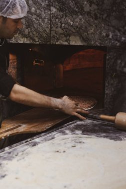 Türk pizzası ya da lahmacun yapmak - Akdeniz ülkelerinde fast food ve popüler sokak yemekleri. Hamur, kıyma ve sebze karışımı Türk pidesini pişirmek için..