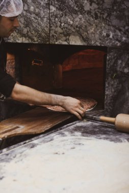 Türk pizzası ya da lahmacun yapmak - Akdeniz ülkelerinde fast food ve popüler sokak yemekleri. Hamur, kıyma ve sebze karışımı Türk pidesini pişirmek için..