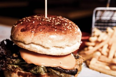 Taze sebzeli ev yapımı hamburger.