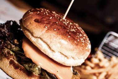 Taze sebzeli ev yapımı hamburger.