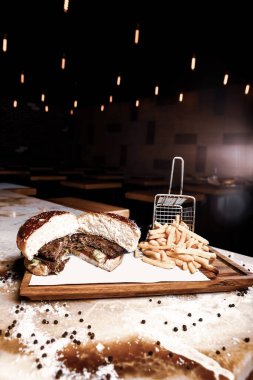 Taze sebzeli ev yapımı hamburger.