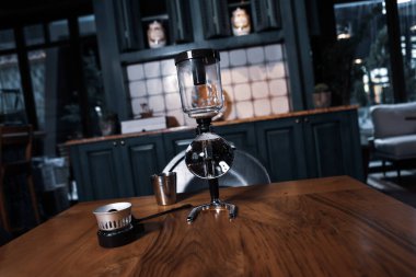 Kahve odasında kahve hazırlayan barista.