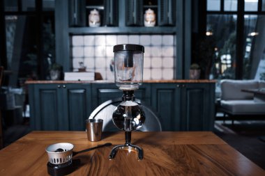 Kahve odasında kahve hazırlayan barista.