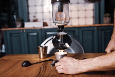 Kahve odasında kahve hazırlayan barista.