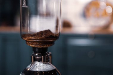 Kahve odasında kahve hazırlayan barista.