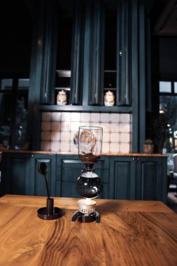 Kahve odasında kahve hazırlayan barista.