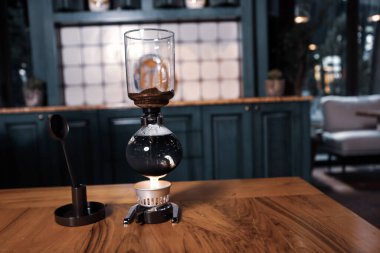 Kahve odasında kahve hazırlayan barista.