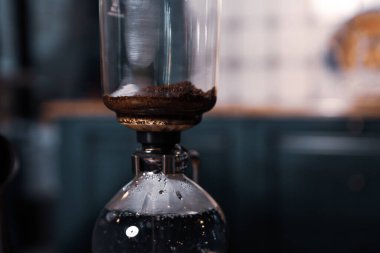 Kahve odasında kahve hazırlayan barista.