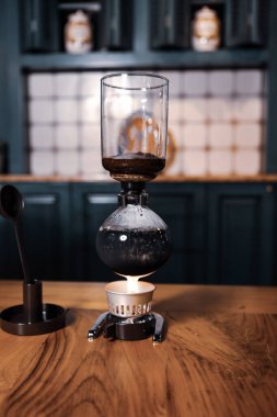 Kahve odasında kahve hazırlayan barista.