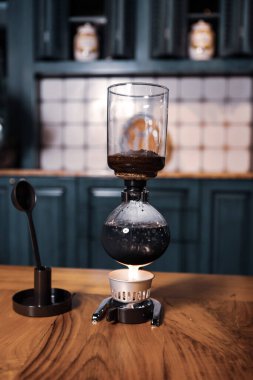 Kahve odasında kahve hazırlayan barista.