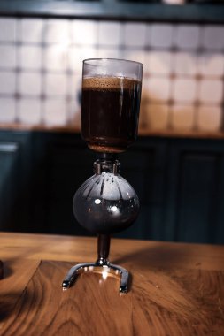 Kahve odasında kahve hazırlayan barista.