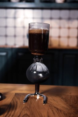 Kahve odasında kahve hazırlayan barista.