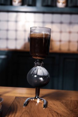Kahve odasında kahve hazırlayan barista.