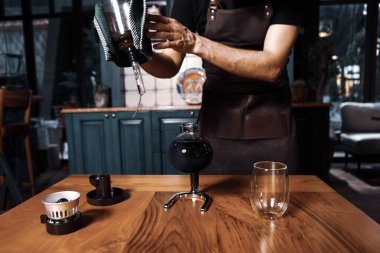 Kahve odasında kahve hazırlayan barista.