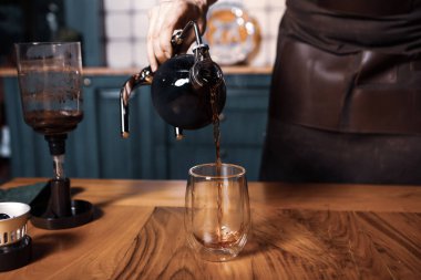 Kahve odasında kahve hazırlayan barista.