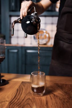 Kahve odasında kahve hazırlayan barista.