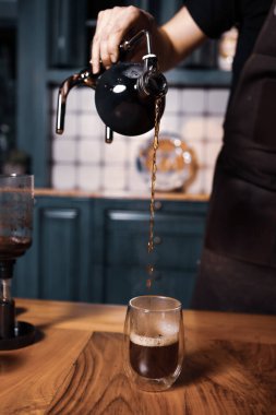 Kahve odasında kahve hazırlayan barista.