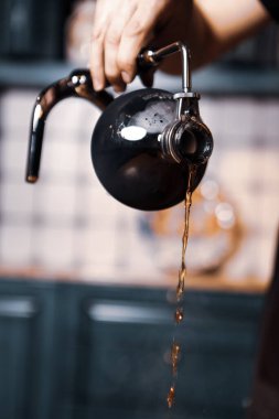 Kahve odasında kahve hazırlayan barista.