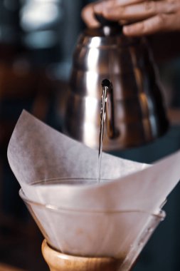 Kahve odasında kahve hazırlayan barista.
