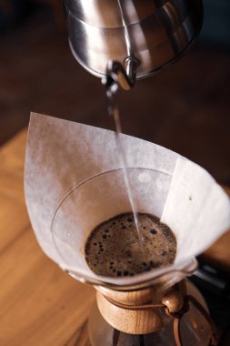 Kahve odasında kahve hazırlayan barista.