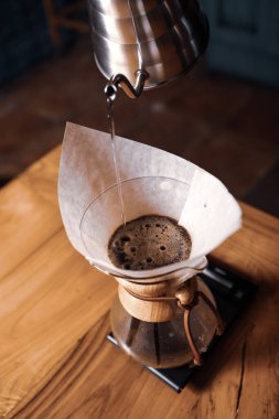 Kahve odasında kahve hazırlayan barista.