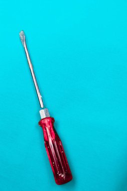 Plastik saplı tornavida.