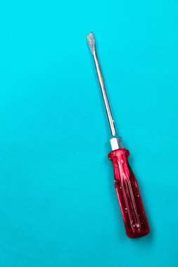 Plastik saplı tornavida.