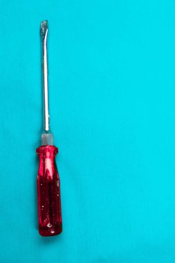 Plastik saplı tornavida.