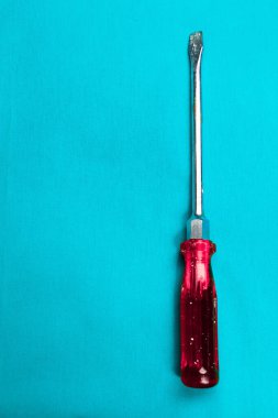 Plastik saplı tornavida.