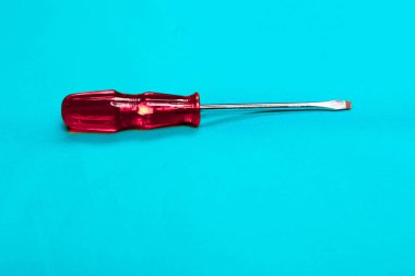 Plastik saplı tornavida.