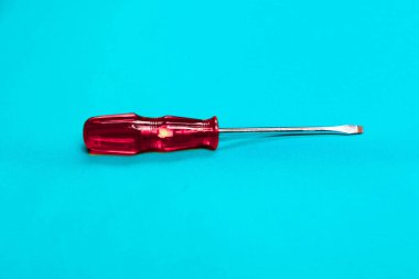 Plastik saplı tornavida.