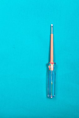 Plastik saplı tornavida.