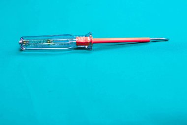 Plastik saplı tornavida.