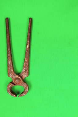 Bir çift paslı meme ucu.