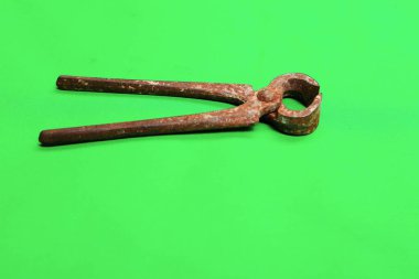 Bir çift paslı meme ucu.