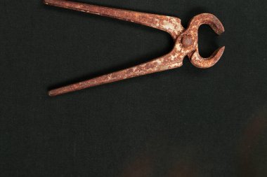 Bir çift paslı meme ucu.