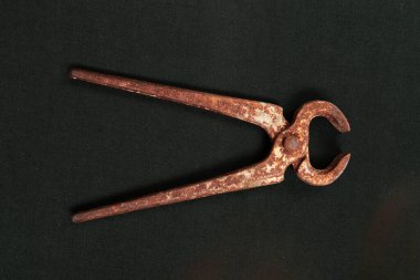 Bir çift paslı meme ucu.