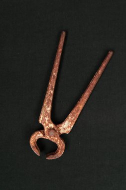 Bir çift paslı meme ucu.